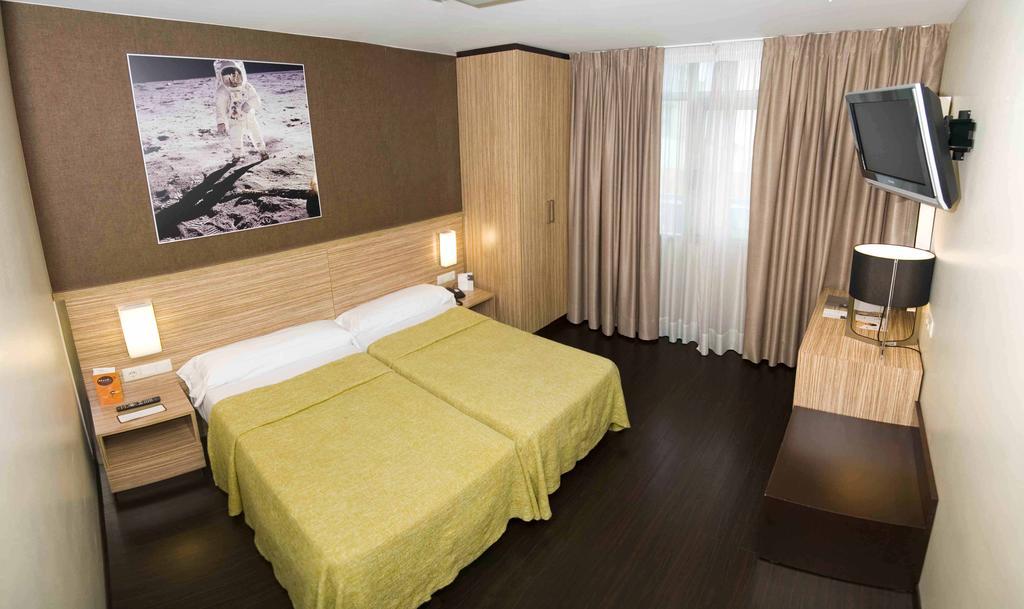 Moon Hotel 2*