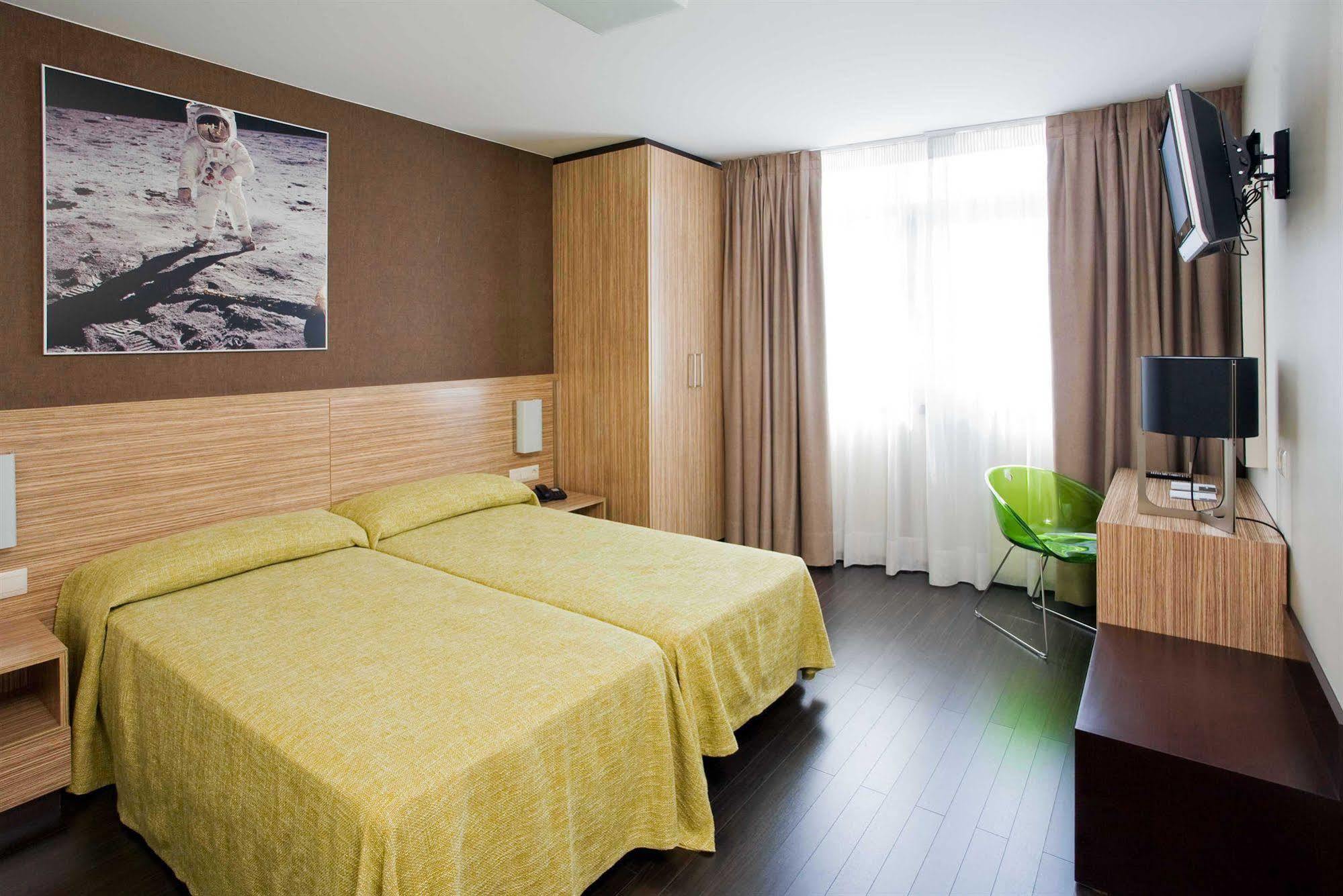 Moon Hotel 2*